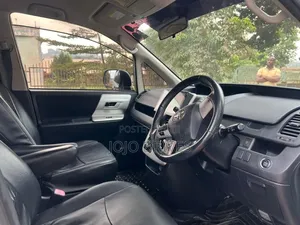 Toyota Noah 2.0 143hp AWD (7 Seater) 2012 White