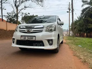 Toyota Noah 2.0 143hp AWD (7 Seater) 2012 White
