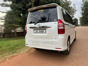 Toyota Noah 2.0 143hp AWD (7 Seater) 2012 White