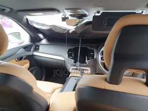 Volvo XC90 T5 Momentum AWD (2.0L 4cyl 8A) 2017 Gold