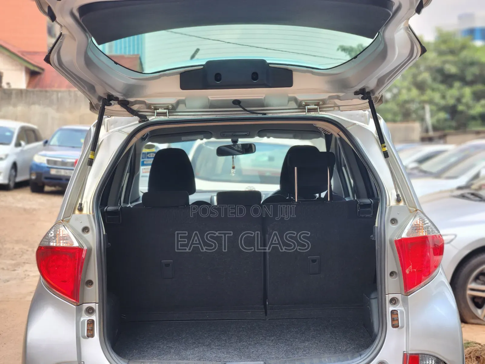 Toyota Ractis 1.5 FWD 2014 Silver