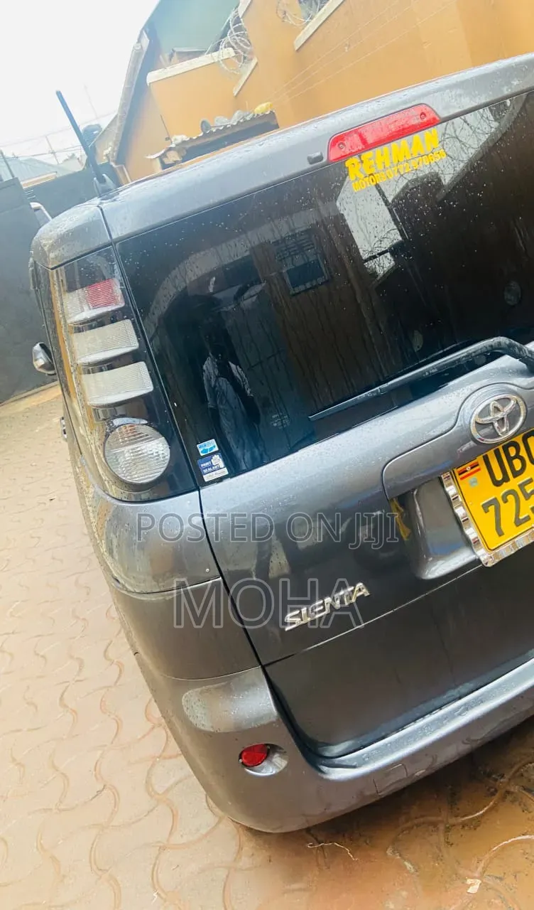 Toyota Sienta 2010 Black