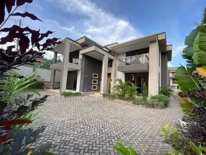 5bdrm Duplex in Muyenga, Central Division for rent