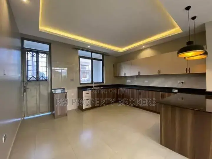 5bdrm Duplex in Muyenga, Central Division for rent