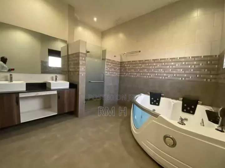5bdrm Duplex in Muyenga, Central Division for rent