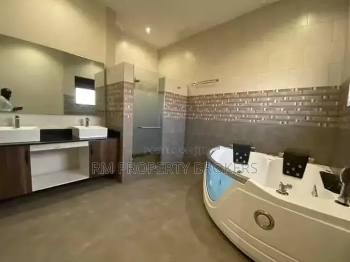 5bdrm Duplex in Muyenga, Central Division for rent