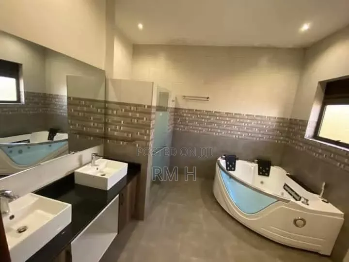 5bdrm Duplex in Muyenga, Central Division for rent