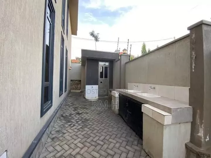 5bdrm Duplex in Muyenga, Central Division for rent