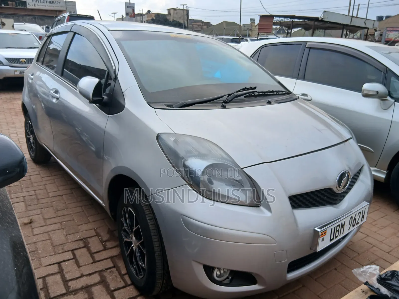 Toyota Vitz 2009 Silver