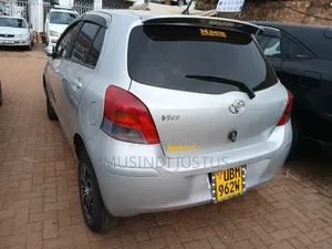 Toyota Vitz 2009 Silver