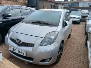 Toyota Vitz 2009 Silver