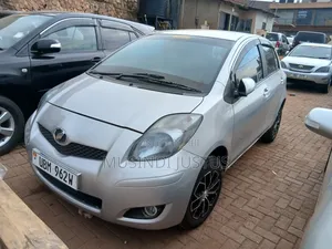 Toyota Vitz 2009 Silver