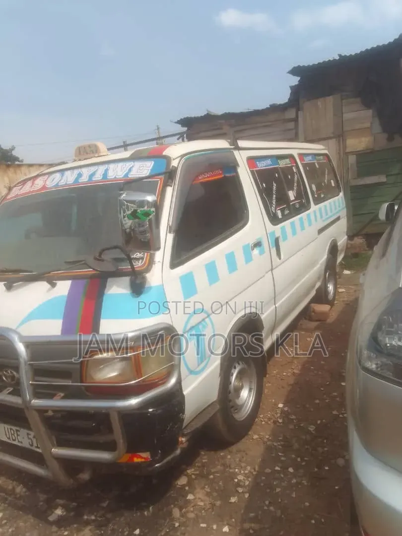 Toyota HiAce 2001 White