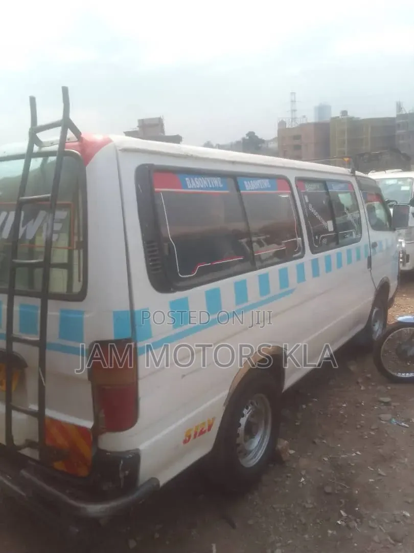 Toyota HiAce 2001 White