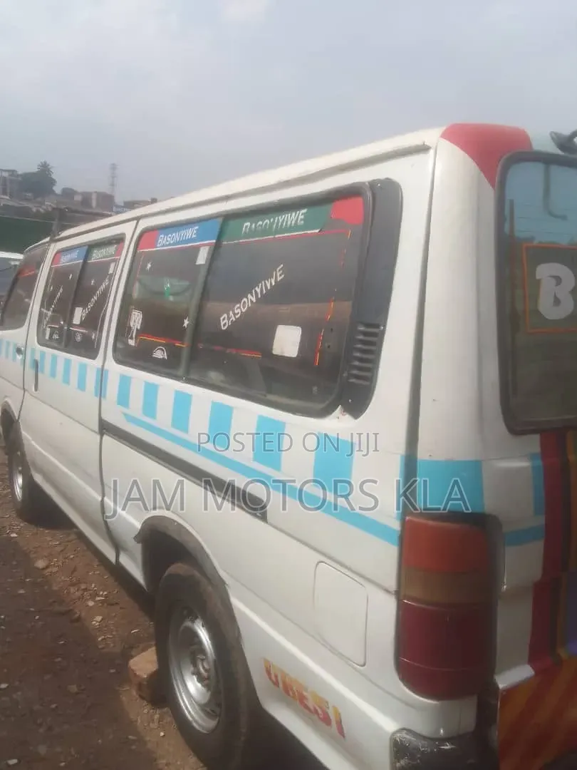 Toyota HiAce 2001 White