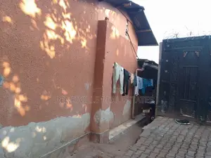 5bdrm Apartment in Ssabagabo-Makindye for sale