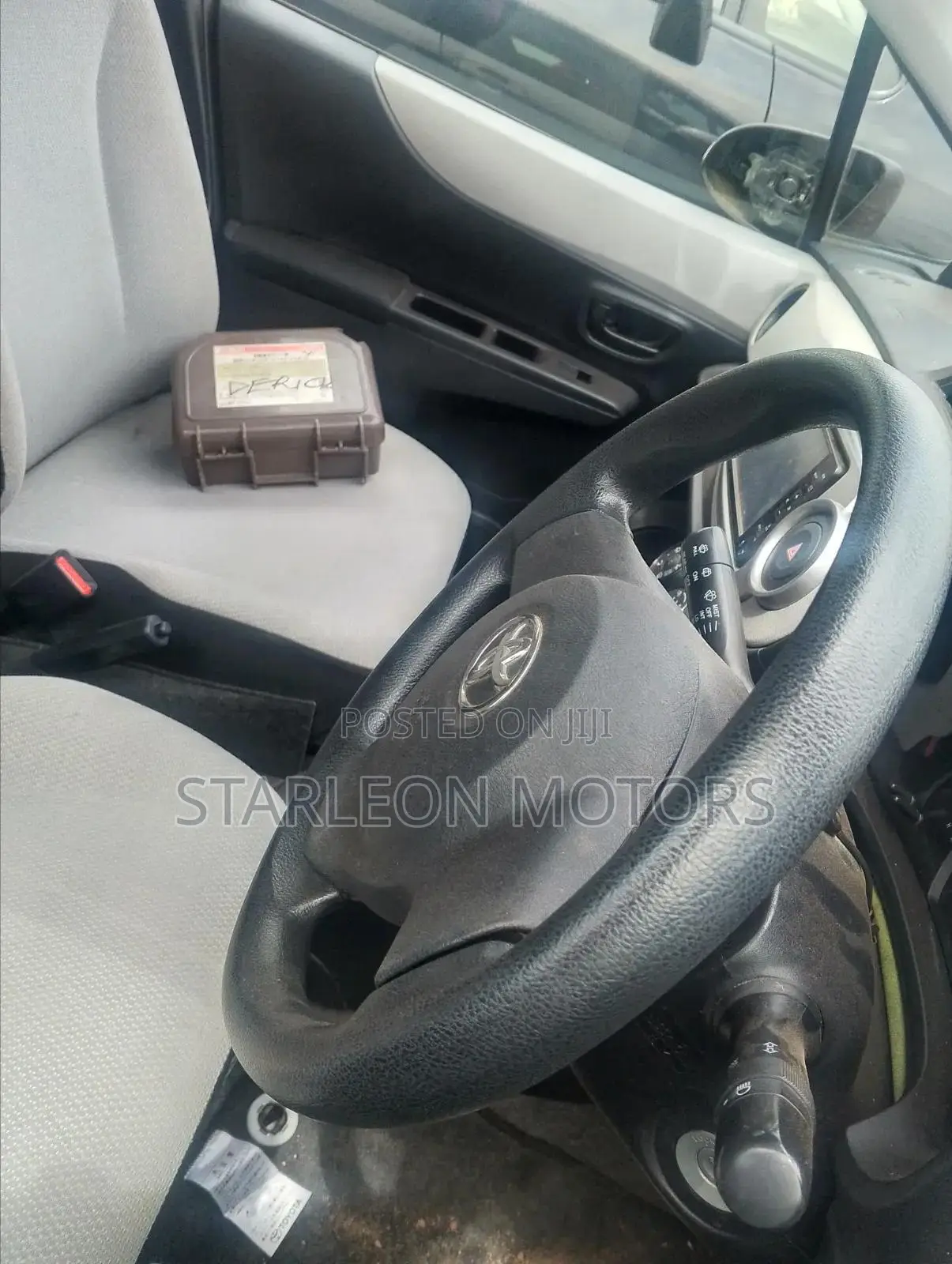 Toyota Vitz 1.5 FWD 5dr 2012 Silver