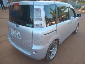 Toyota Sienta 2012 Silver