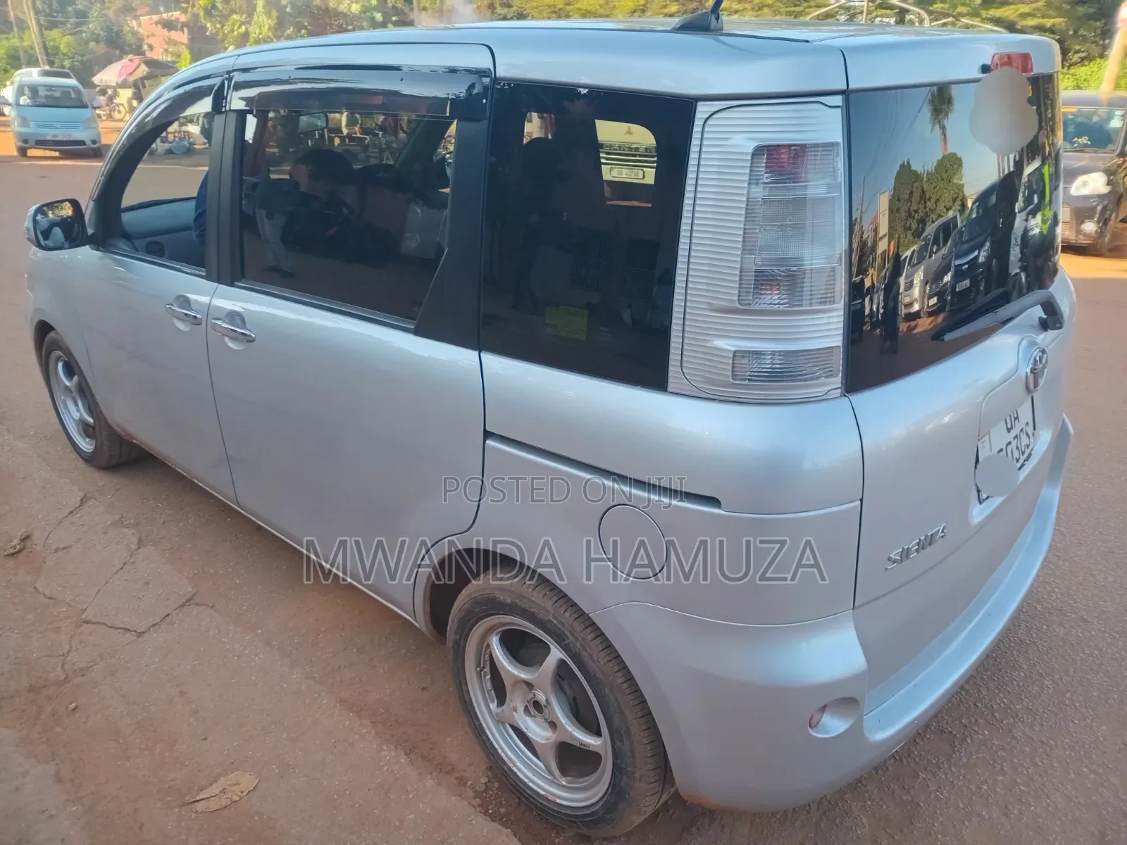 Toyota Sienta 2012 Silver