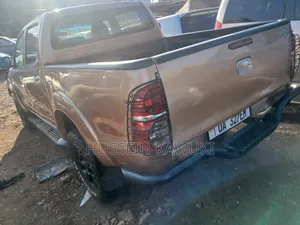 Toyota Hilux 2.5 Cab 2005 Gold