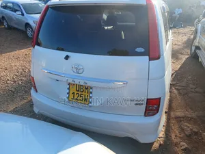 Toyota ISIS 2008 White