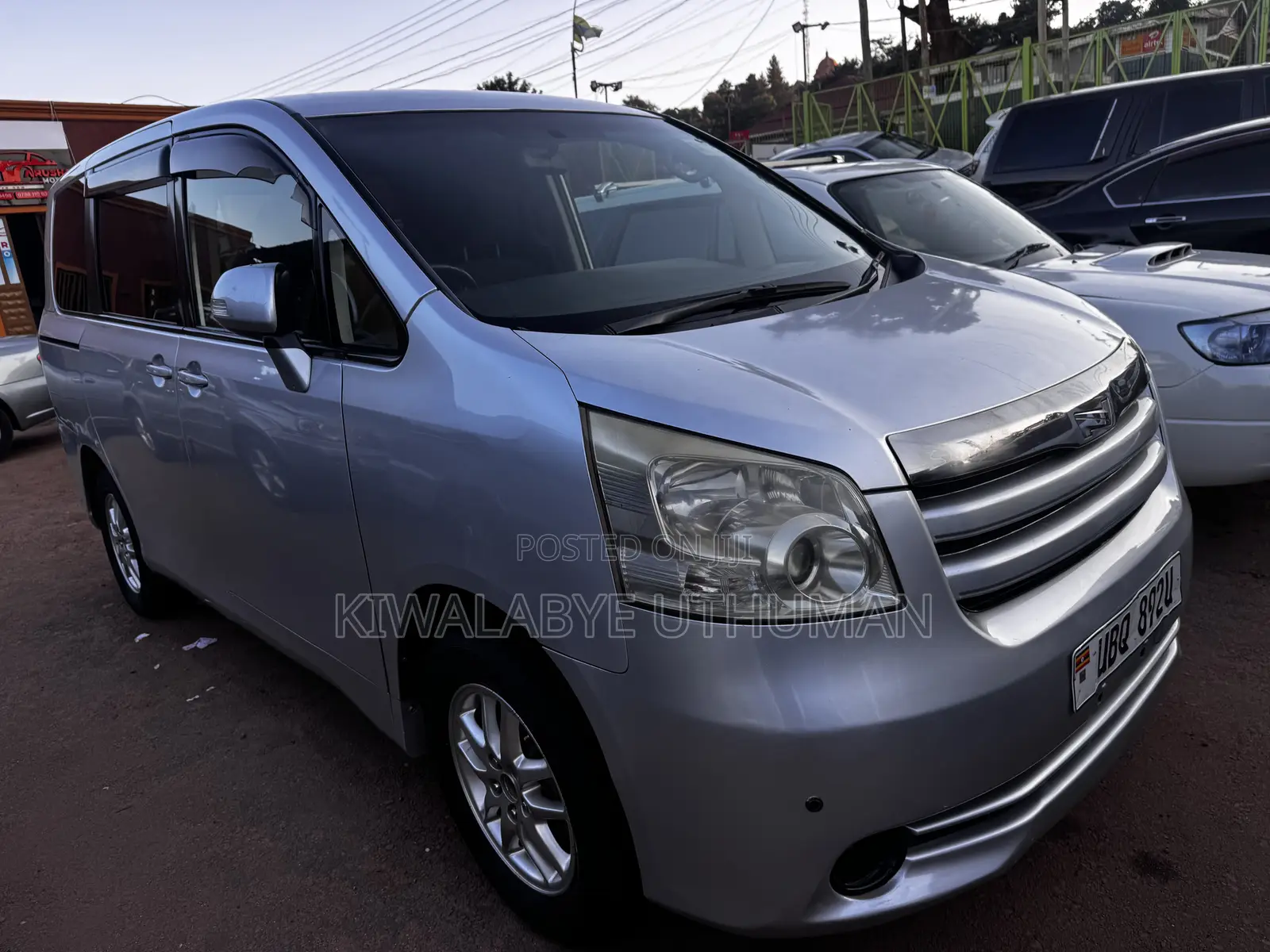 Toyota Noah 2010 Silver