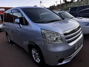 Toyota Noah 2010 Silver