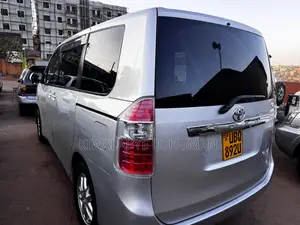 Toyota Noah 2010 Silver