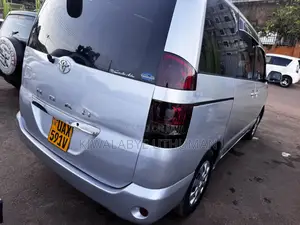 Toyota Noah 2004 Silver