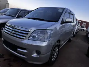 Toyota Noah 2004 Silver