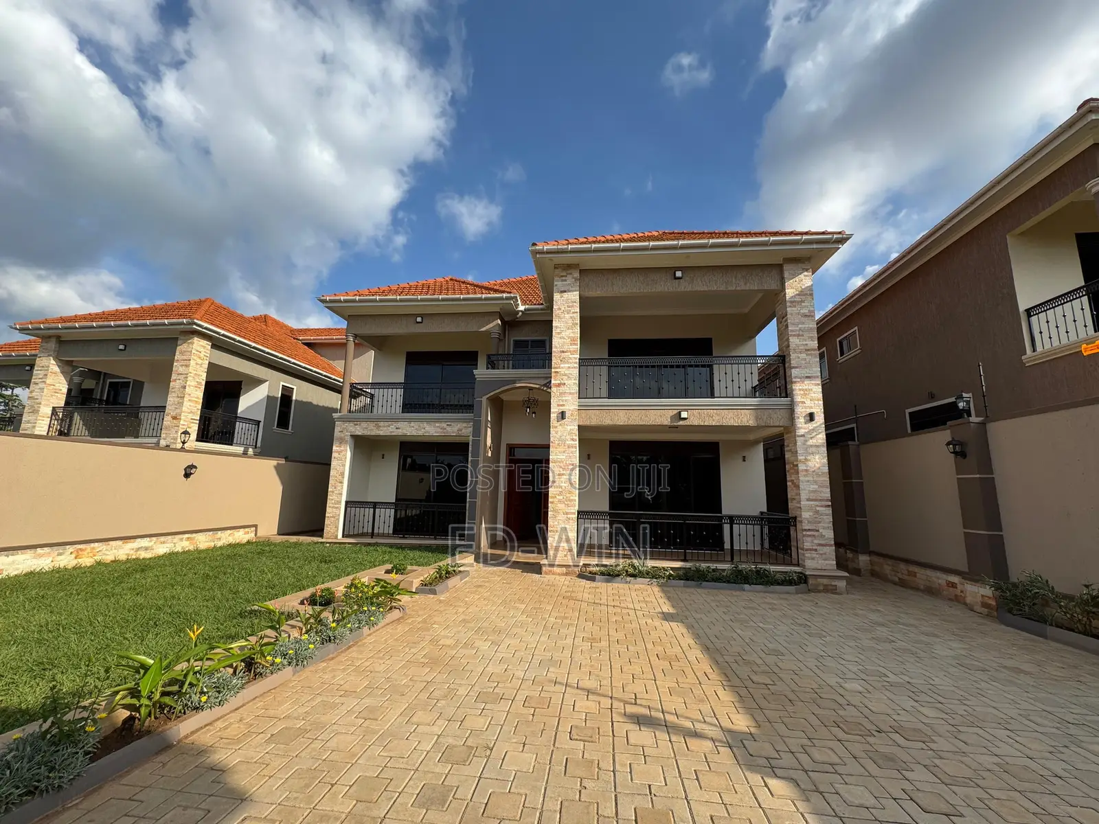 6bdrm Apartment in Magere Seta, Kira for sale