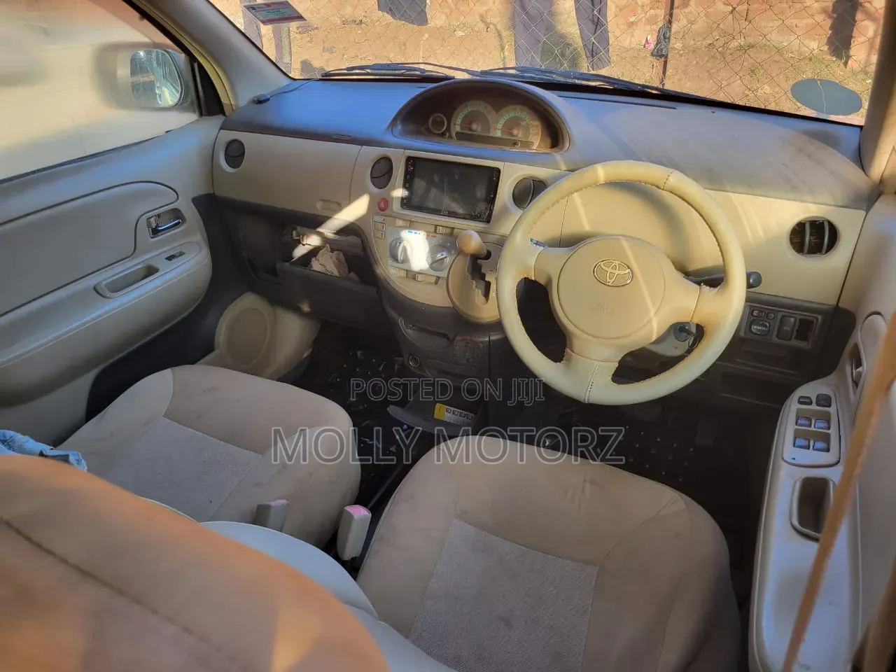 Toyota Sienta 2011 Silver