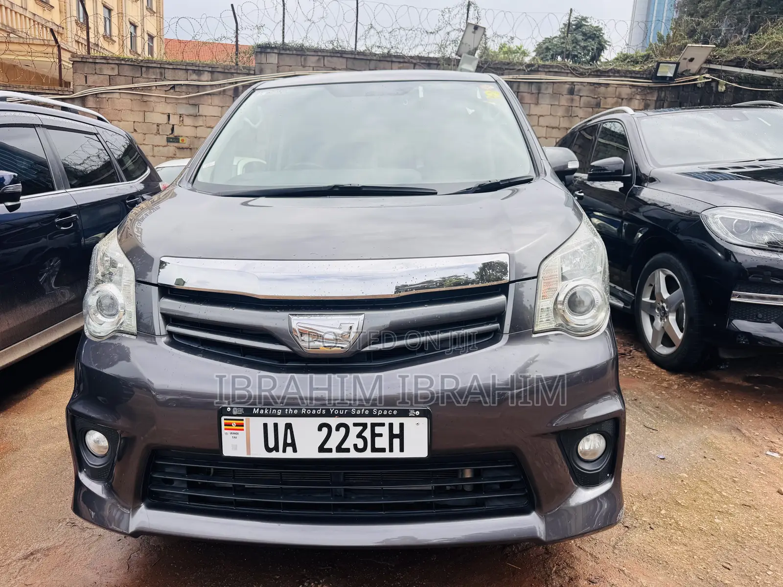 Toyota Noah 2.0 143hp AWD (8 Seater) 2011 Gray