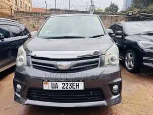 Toyota Noah 2.0 143hp AWD (8 Seater) 2011 Gray