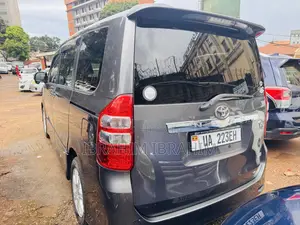 Toyota Noah 2.0 143hp AWD (8 Seater) 2011 Gray