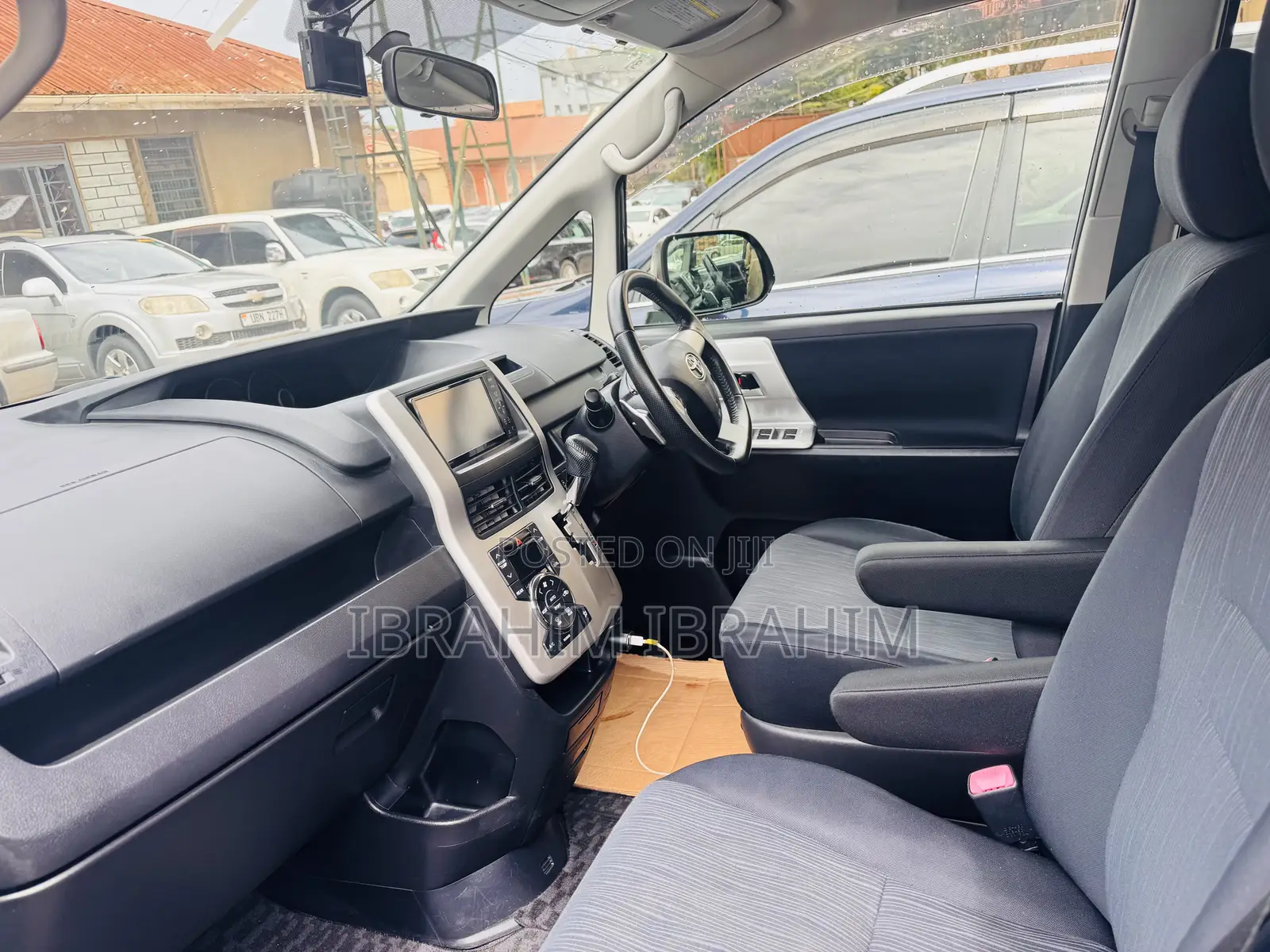 Toyota Noah 2.0 143hp AWD (8 Seater) 2011 Gray