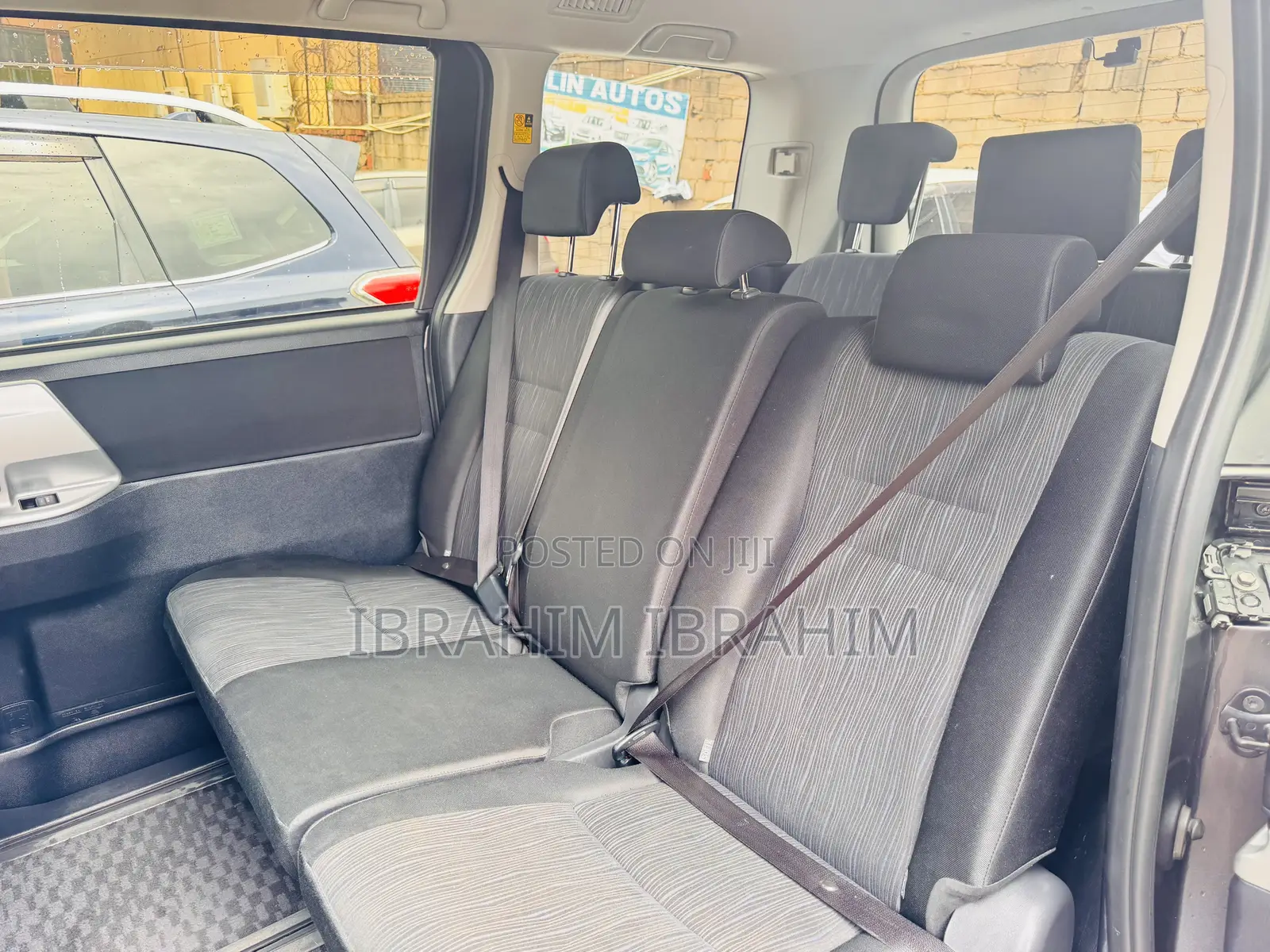 Toyota Noah 2.0 143hp AWD (8 Seater) 2011 Gray