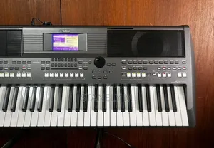 Uk Used Yamaha PSR S670 Keyboard Piano