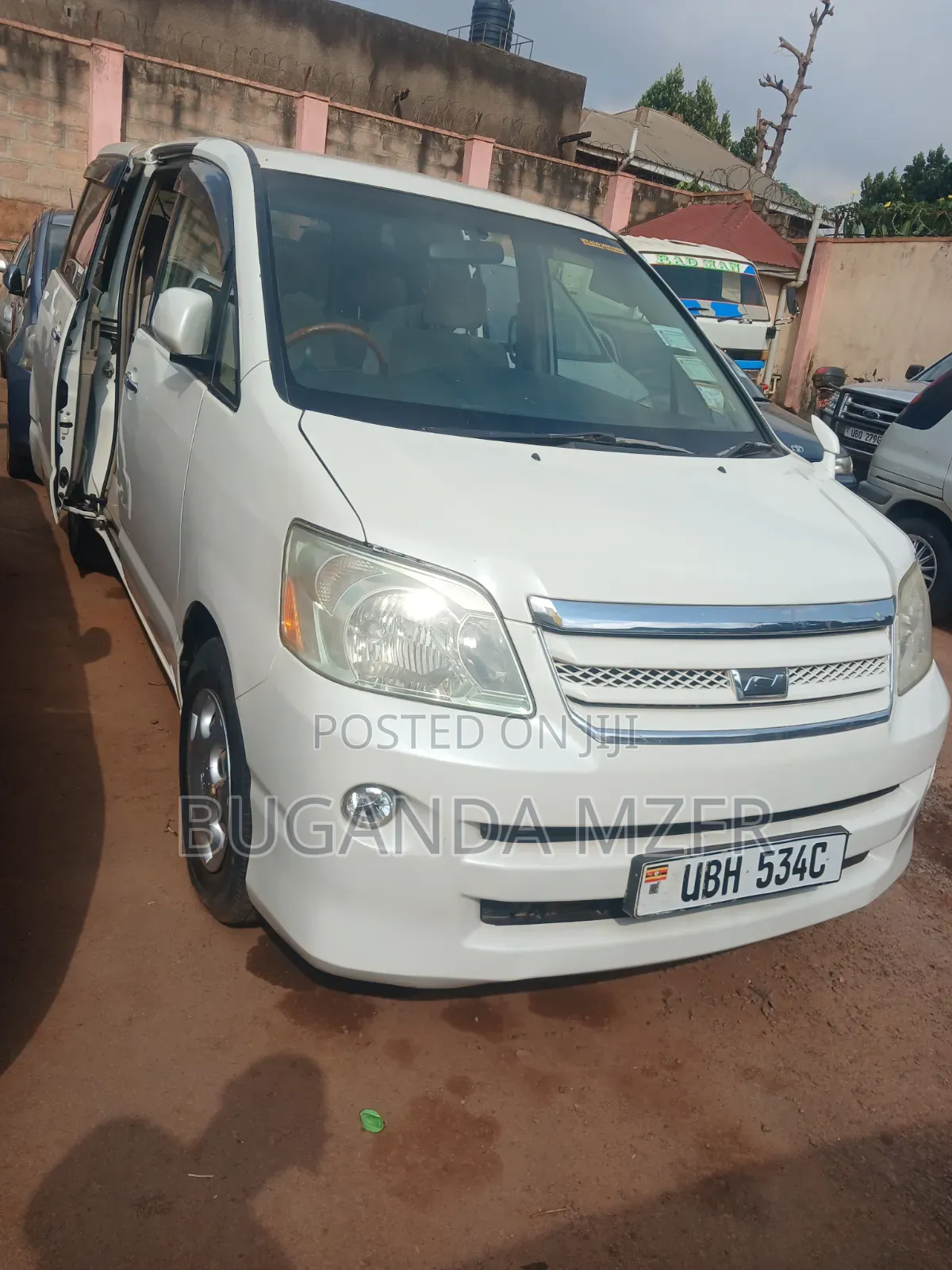 Toyota Noah 2004 White