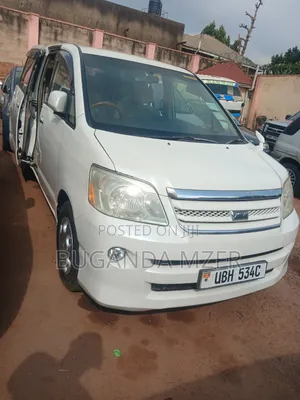Toyota Noah 2004 White