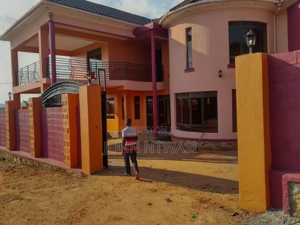 Furnished 5bdrm Apartment in Wakiso / Wakiso for sale