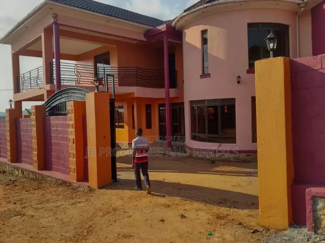 Furnished 5bdrm Apartment in Wakiso / Wakiso for sale