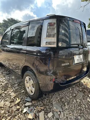 Toyota Sienta 2012 Maroon