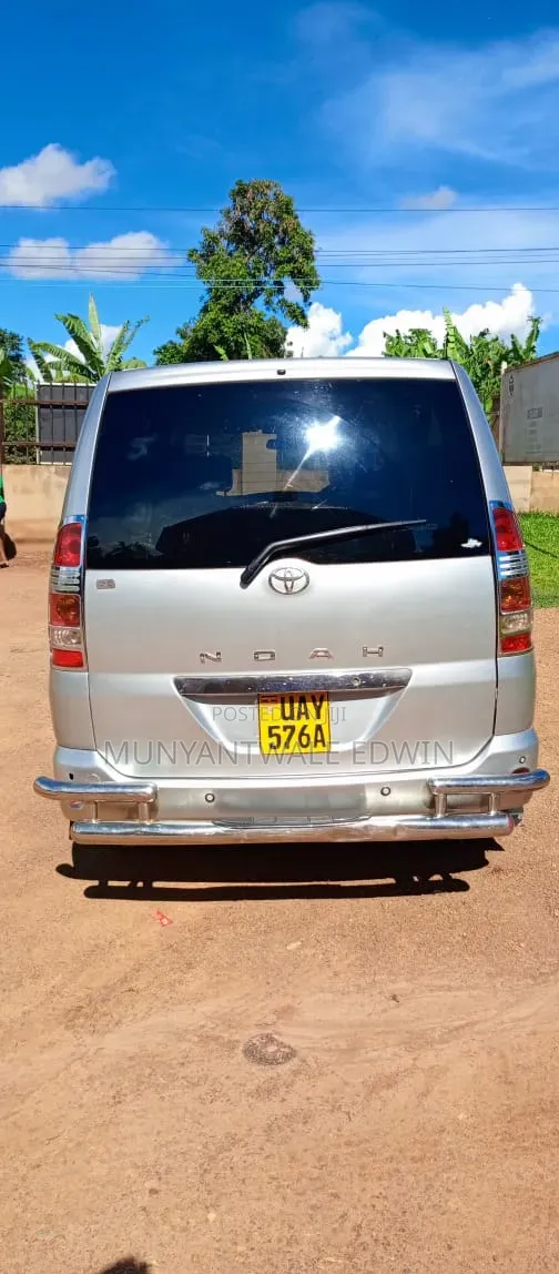 Toyota Noah 2004 Gray
