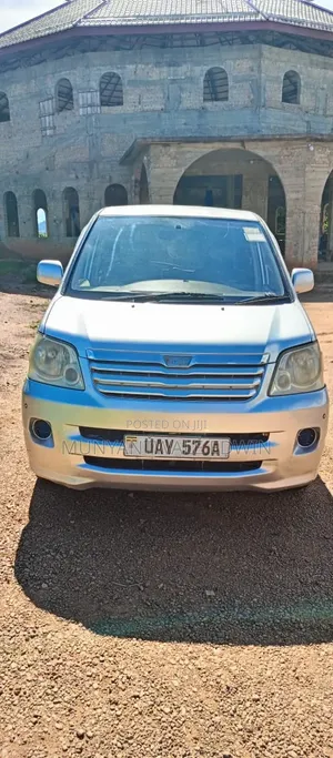 Toyota Noah 2004 Gray