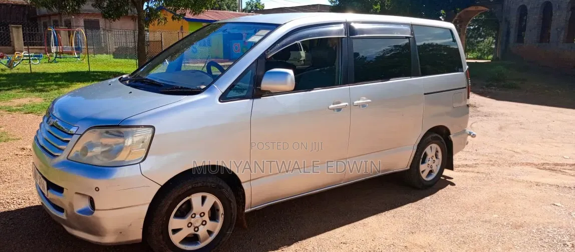 Toyota Noah 2004 Gray