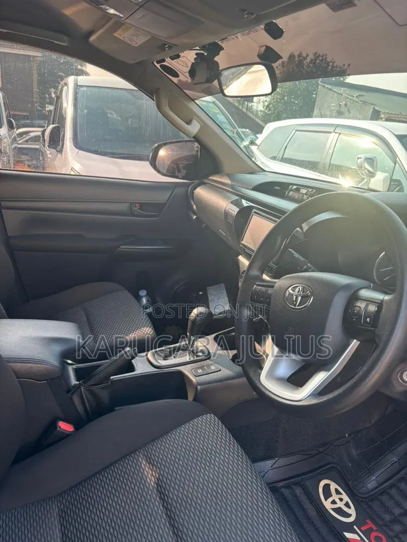 Toyota Hilux 2022 Silver