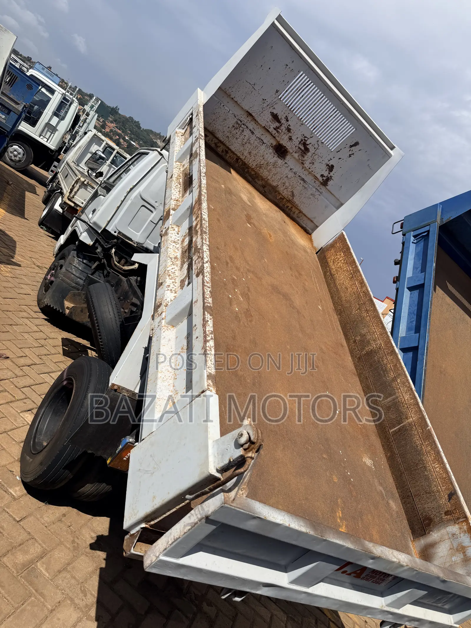 Isuzu Elf Tipper