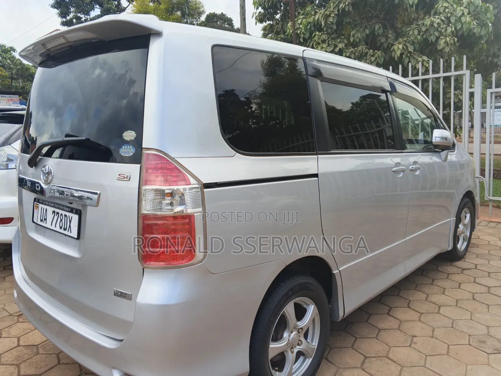 Toyota Noah 2009 Silver