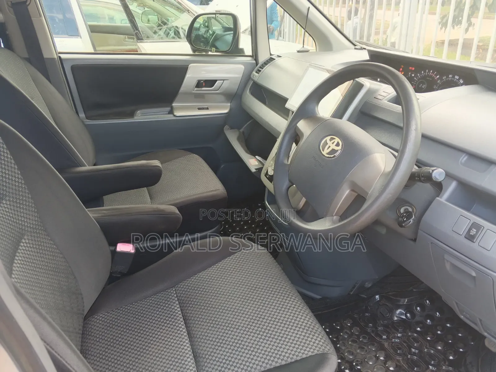 Toyota Noah 2009 Silver